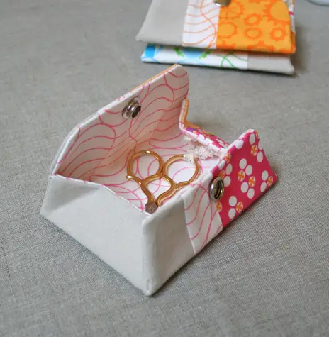 Transform your small fabric pieces into a scrappy coin purse with this easy to make, free pattern. Perfectly sized for change, needle minders and more.