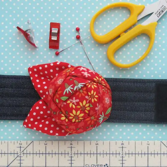 Keep your pins close with this fashionable & functional rose wristlet pincushion pattern. 