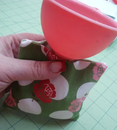 Keep your hands warm with these easy to make hot cold rice bags. Not only do they make a fantastic gift but the project is perfect for the beginner. 