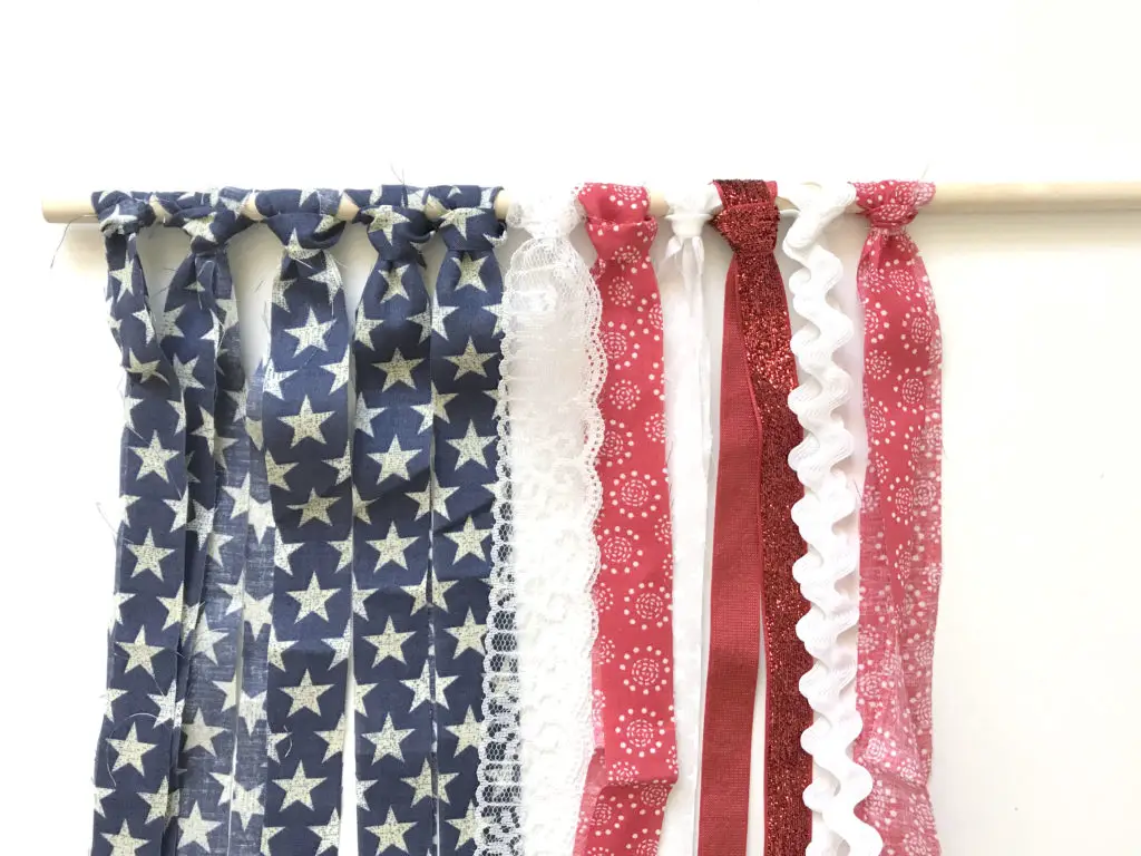 Easy, no sew patriotic wall hanging