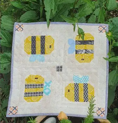 happy bee mini quilt